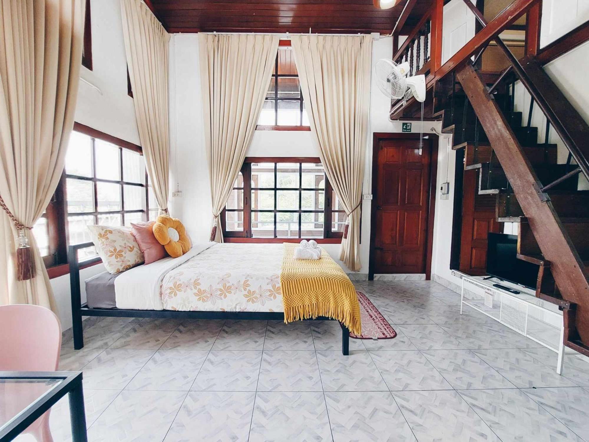Hello Sunshine Hostel Phra Nakhon Si Ayutthaya Exterior photo