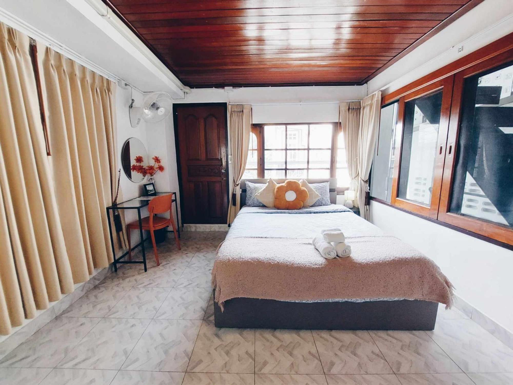 Hello Sunshine Hostel Phra Nakhon Si Ayutthaya Exterior photo