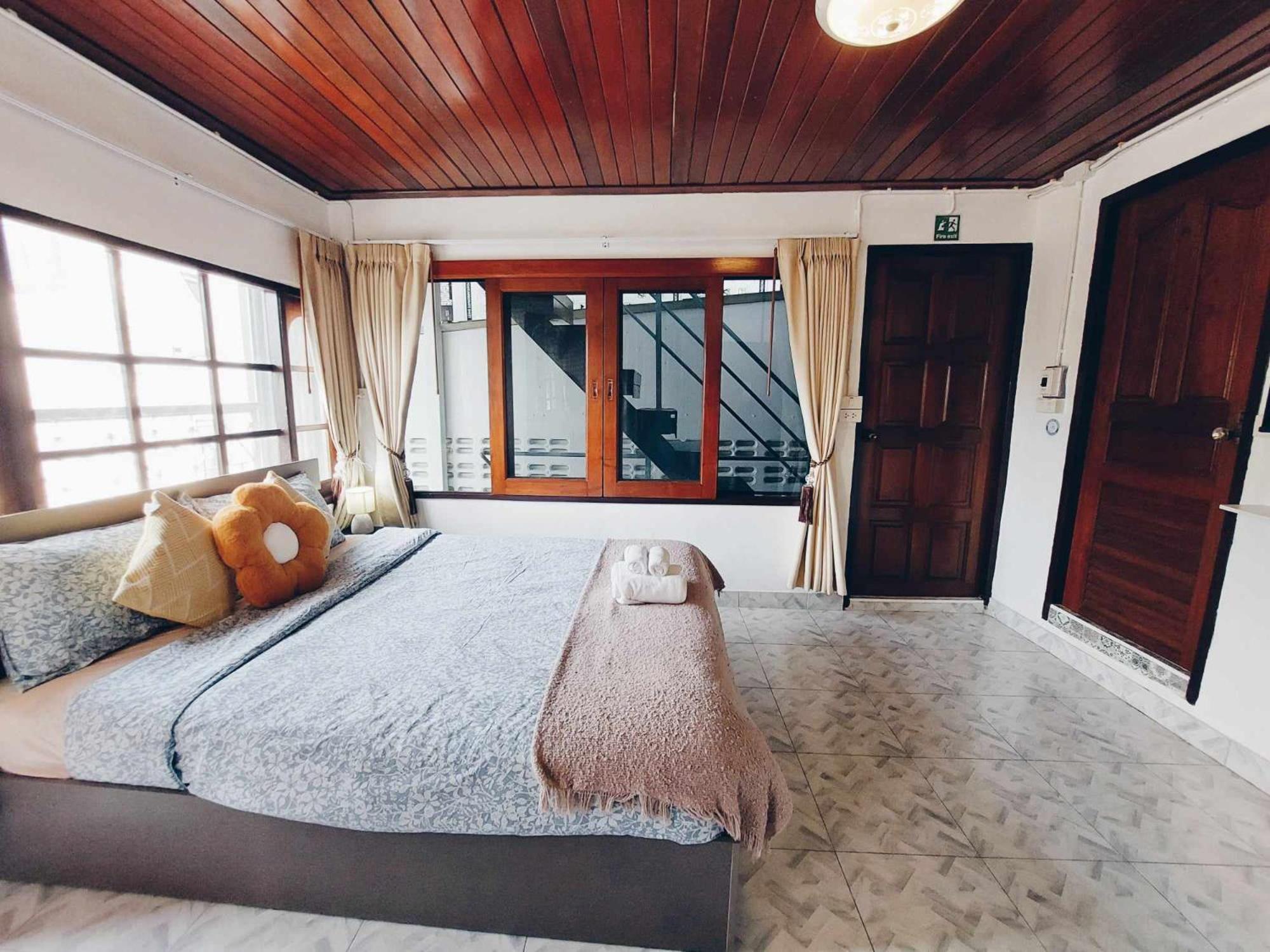 Hello Sunshine Hostel Phra Nakhon Si Ayutthaya Exterior photo