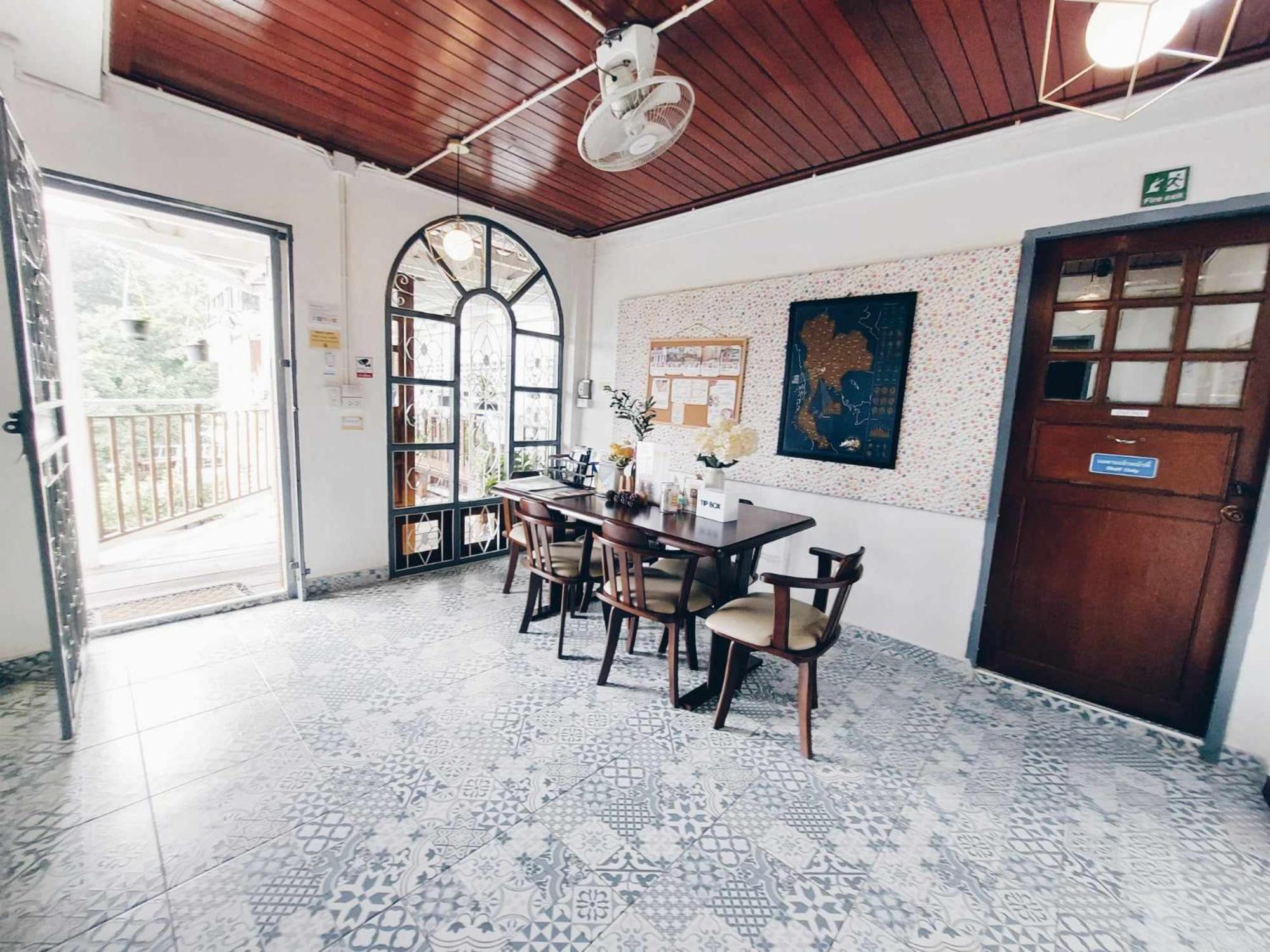 Hello Sunshine Hostel Phra Nakhon Si Ayutthaya Exterior photo
